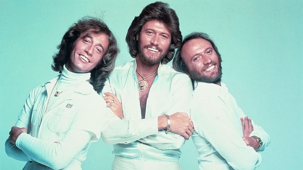 I Bee Gees saranno presto raccontati al cinema grazie a Ridley Scott. A novembre 2025 avranno inizio le riprese del film che parlerà della storia della storica band. Tre fratelli dallo straordinario talento che hanno fatto la storia saranno i protagonisti di questo attesissimo film.
