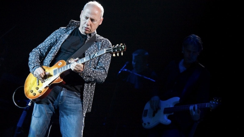 Lo storico produttore dei Dire Straits racconta come uno dei più iconici suoni di chitarra di Mark Knopfler sia stato realizzato per errore. 