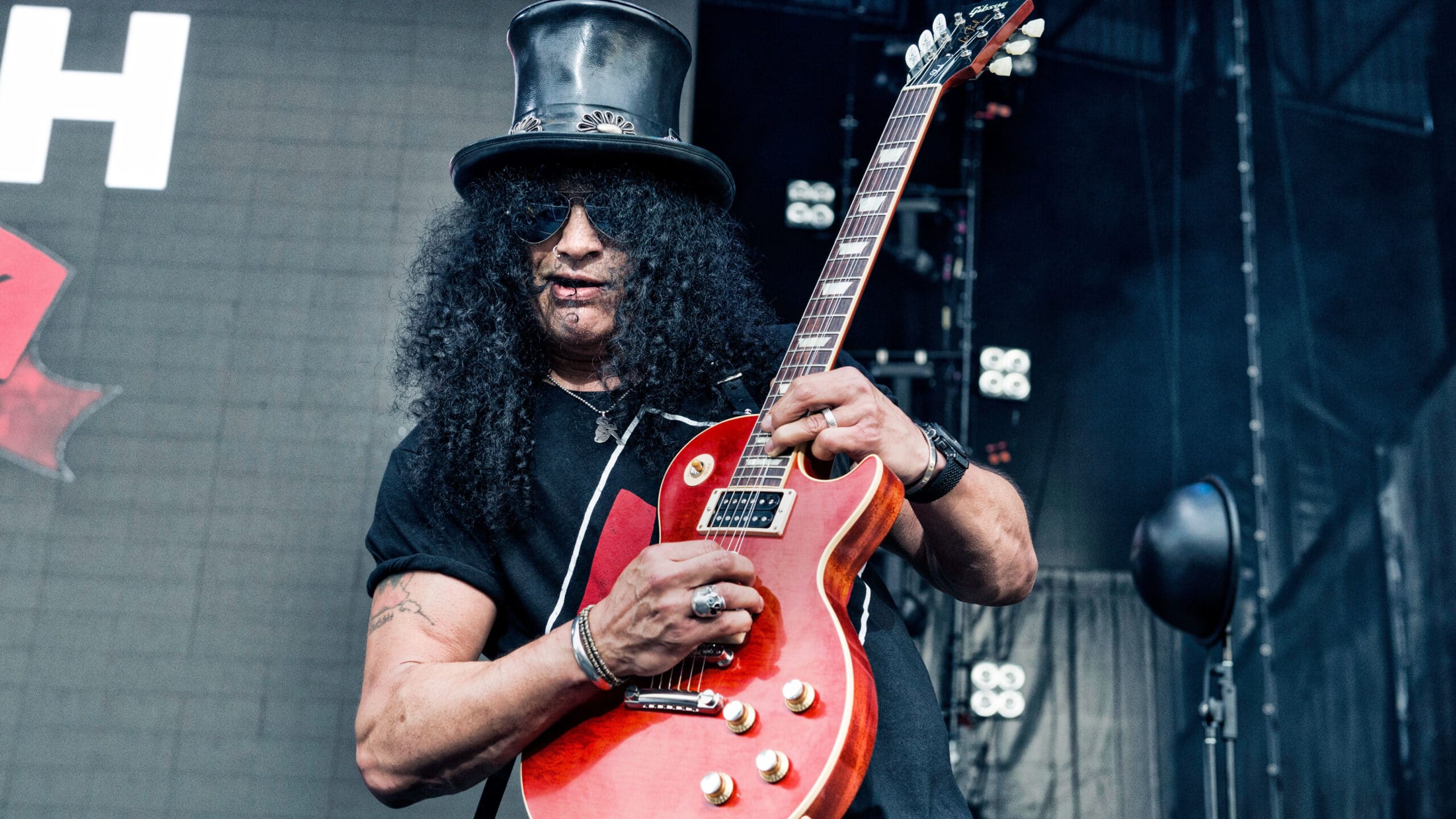 Oggi vi racconto la storia di Slash, passando per gli album che hanno segnato il suo stile, e uno che gli ha fatto perdere la ragazza.