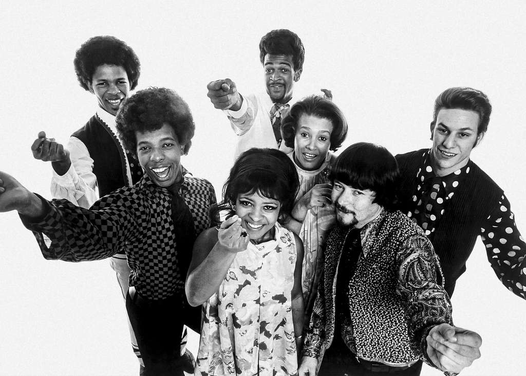 Sly Stone, leggendario leader degli Sly and the Family Stone e figura fondamentale nello sviluppo di funk, soul, rock psichedelico e R&B, è scomparso il 9 giugno all’età di 82 anni. L’annuncio è stato dato dalla sua famiglia con un comunicato ufficiale, che ha ricordato con commozione il carisma e l’impatto musicale ineguagliabile dell'artista.