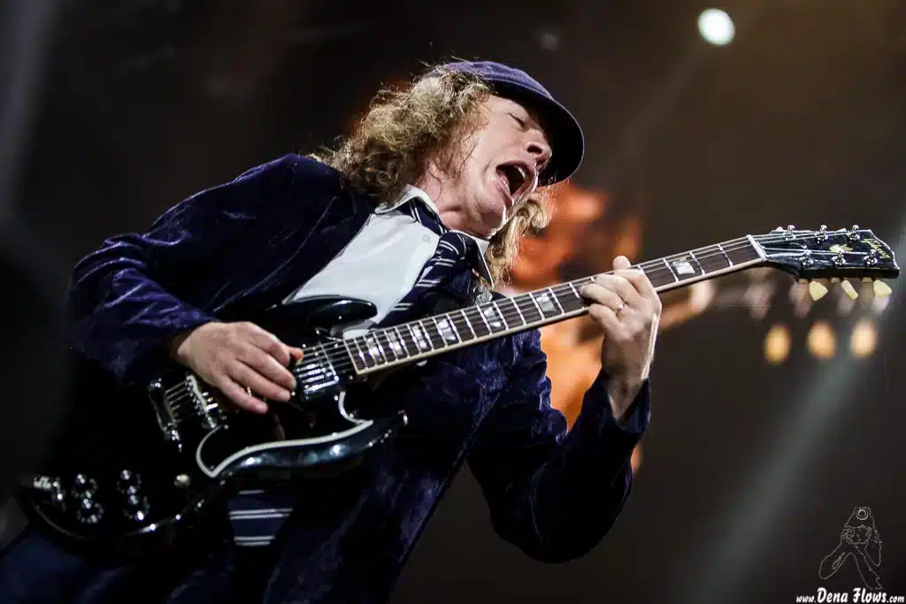Grazie ai dischi della sorella Angus Young ha ascoltato tanti artisti. Tra questi ce n'è uno che non  ti aspetti tra le sue influenze.