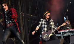 Tutto il mondo del rock e del meta ha sofferto l'addio di Ozzy Osbourne. Anche Johnny Depp omaggia la sua carriera.