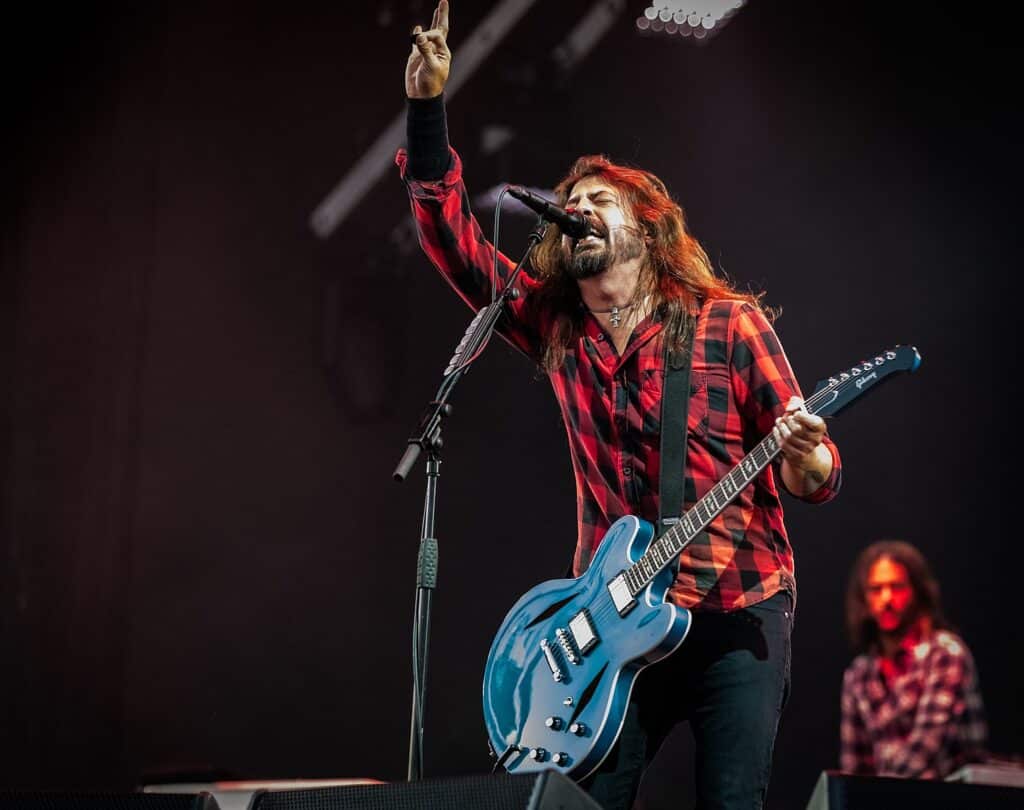 La storica band di Dave Grohl annuncia un nuovo singolo con una dedica speciale ai batteristi che hanno fatto la storia dei Foo Fighters.