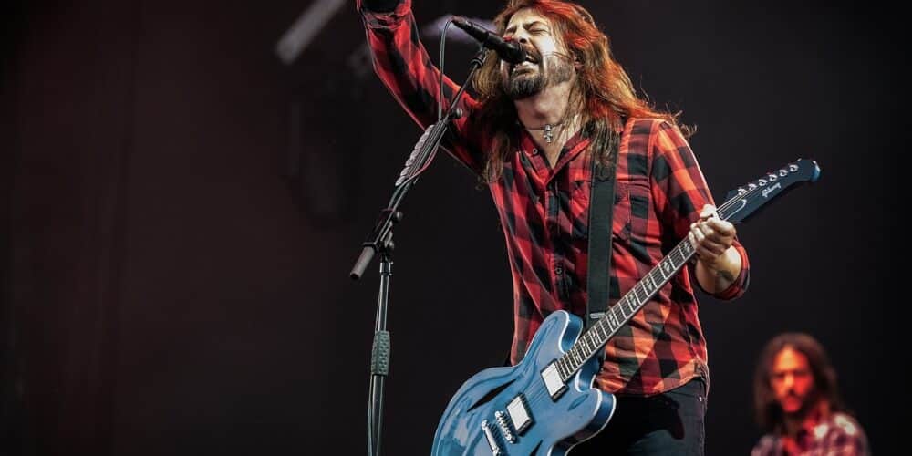 La storica band di Dave Grohl annuncia un nuovo singolo con una dedica speciale ai batteristi che hanno fatto la storia dei Foo Fighters.