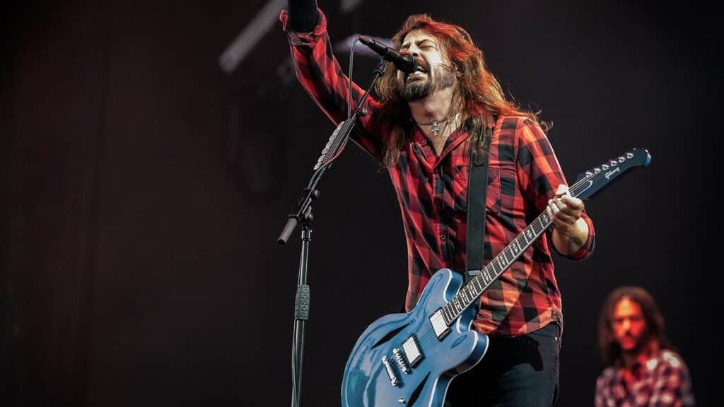 La storica band di Dave Grohl annuncia un nuovo singolo con una dedica speciale ai batteristi che hanno fatto la storia dei Foo Fighters.