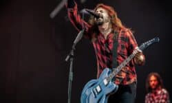 La storica band di Dave Grohl annuncia un nuovo singolo con una dedica speciale ai batteristi che hanno fatto la storia dei Foo Fighters.