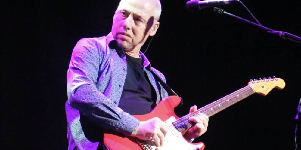 Mark Knopfler ha venduto molte delle sue chitarre ma ce ne sono alcune da cui non può separarsi e una di queste ha una bella storia...