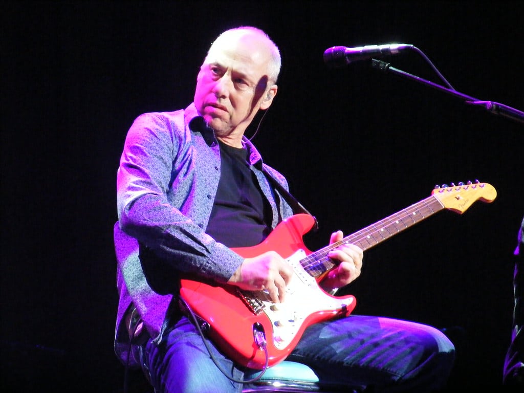 Mark Knopfler ha venduto molte delle sue chitarre ma ce ne sono alcune da cui non può separarsi e una di queste ha una bella storia...