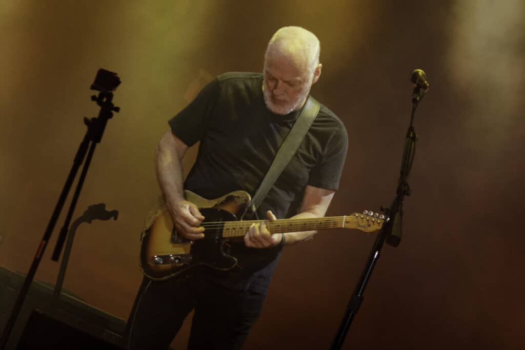 Lo storico chitarrista dei Pink Floyd, David Gilmour, parla dell'influenza deche il blues di Clapton e Hendrix ha avuto su di lui.