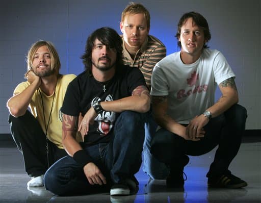 La storica band di Dave Grohl annuncia un nuovo singolo con una dedica speciale ai batteristi che hanno fatto la storia dei Foo Fighters.