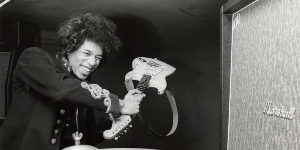 Hendrix è un dio della chitarra, anche per aver distrutto molti strumenti sul palco ma ai fan di Clapton la sua fama non andava a genio.