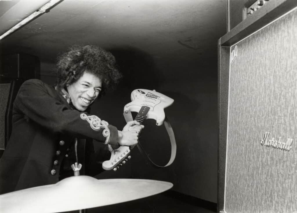 Hendrix è un dio della chitarra, anche per aver distrutto molti strumenti sul palco ma ai fan di Clapton la sua fama non andava a genio.