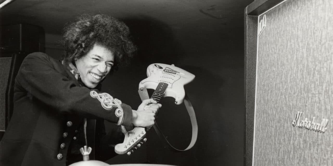 “Clapton è meglio di te”, l’urlo rivolto a Jimi Hendrix e la prima volta che ha distrutto la chitarra