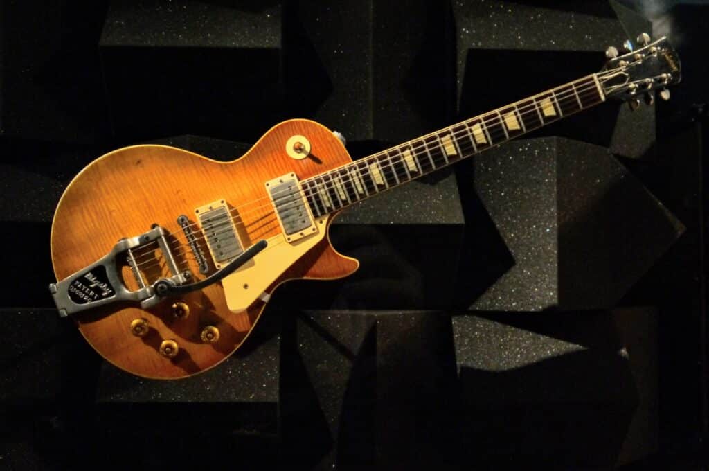 La chitarra che ha fatto la storia tra le mani di leggende come Keith Richards, rubata nel '72, è riapparsa nella collezione del MET.