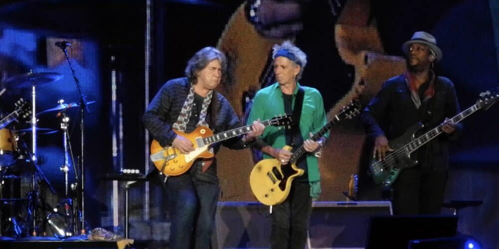 La chitarra che ha fatto la storia tra le mani di leggende come Keith Richards, rubata nel '72, è riapparsa nella collezione del MET.