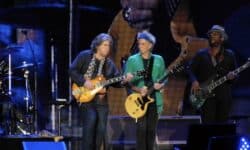 La chitarra che ha fatto la storia tra le mani di leggende come Keith Richards, rubata nel '72, è riapparsa nella collezione del MET.