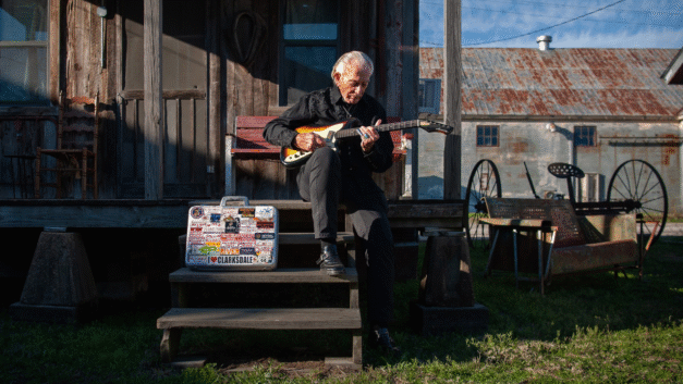 Intervista a Charlie Musselwhite: le feste con Elvis, le jam con Muddy e i fantasmi nel suo nuovissimo album…