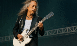 Il CEO Gibson realizza una chitarra unica per Kirk Hammett e la notte dei Black Sabbath che verrà messa all'asta per beneficenza.