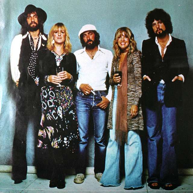 Basta un post su instagram a far scaldare il cuore dei fan, figuriamoci tre. I Fleetwood Mac fanno davvero sperare in una reunion...