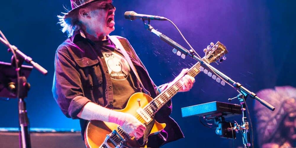 Non è stato facile per Neil Young ritrovare la sua Gretsch 6120. Grazie a una foto e una ricerca sul web è riuscito 60 anni dopo...