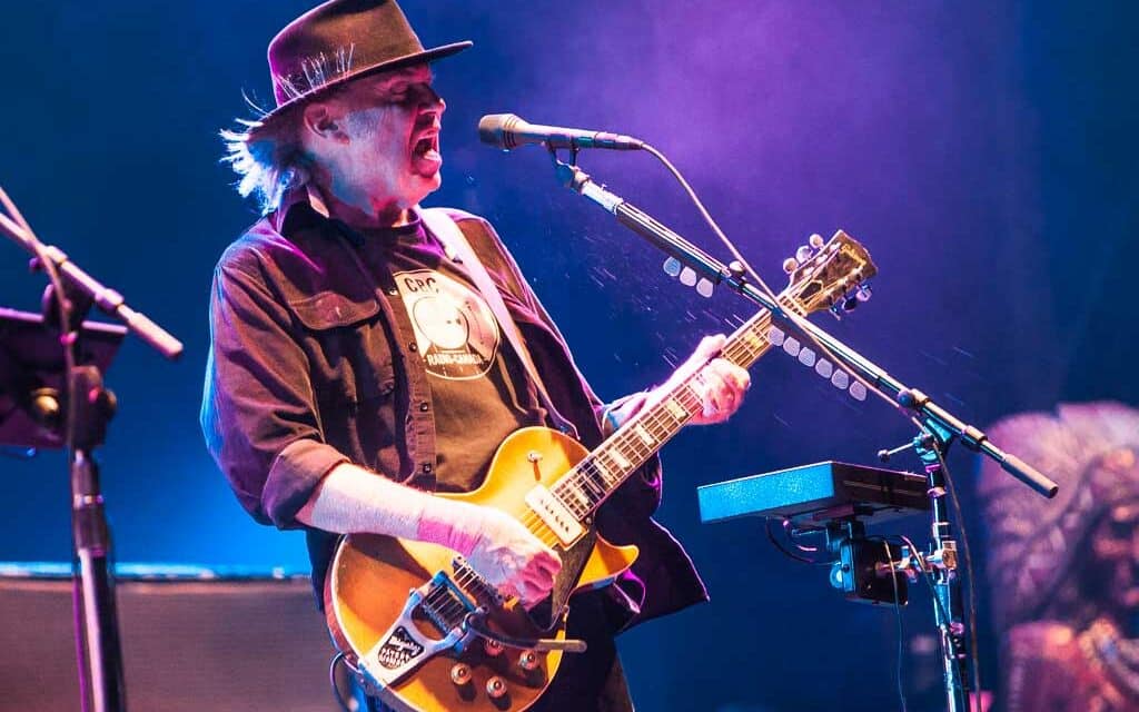 60 anni di ricerche per ritrovare la sua Gretsch. La storia di Neil Young e la chitarra degli esordi