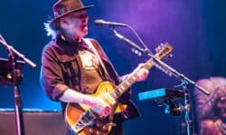 Non è stato facile per Neil Young ritrovare la sua Gretsch 6120. Grazie a una foto e una ricerca sul web è riuscito 60 anni dopo...
