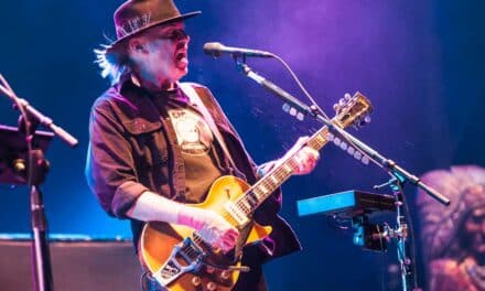60 anni di ricerche per ritrovare la sua Gretsch. La storia di Neil Young e la chitarra degli esordi