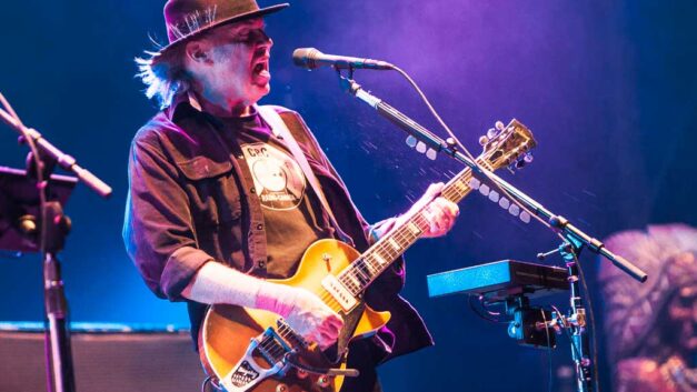 60 anni di ricerche per ritrovare la sua Gretsch. La storia di Neil Young e la chitarra degli esordi
