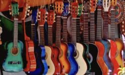 Per i più piccoli o per gli appassionati che viaggiano una chitarra piccola può essere la soluzione migliore. Trova quella giusta per te...