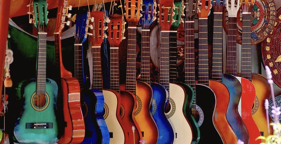 Per i più piccoli o per gli appassionati che viaggiano una chitarra piccola può essere la soluzione migliore. Trova quella giusta per te...