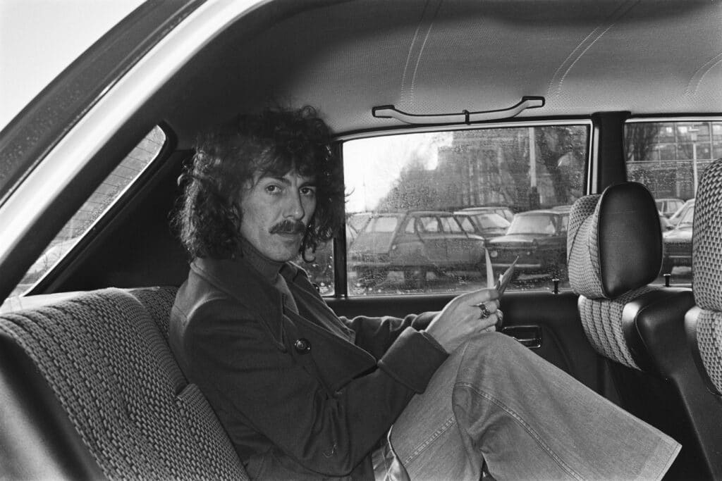 Nel 1971 in un live benefico George Harrison suonò per la prima volta Here Comes The Sun dal vivo in un duetto acustico