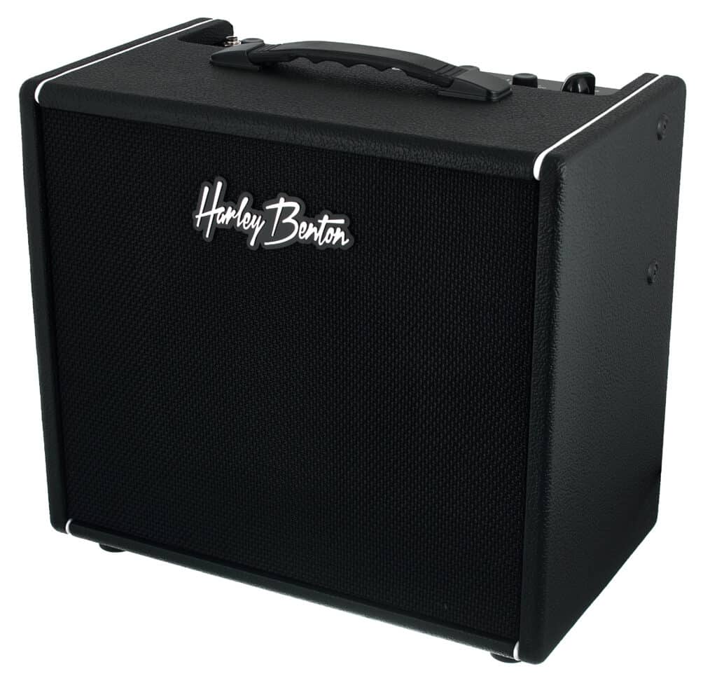 Scopri di più sull'Harley Benton DNAFX AmP20: un amplificatore piccolo ma potente e pieno di sorprese, pronto a tutte le sfide...