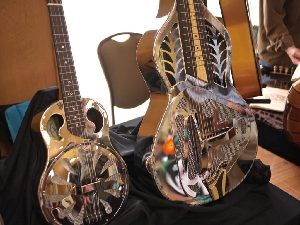 Oggi ti parlo della chitarra resofonica, uno strumento dal timbro particolare molto usato nel blues e nel bluegrass.