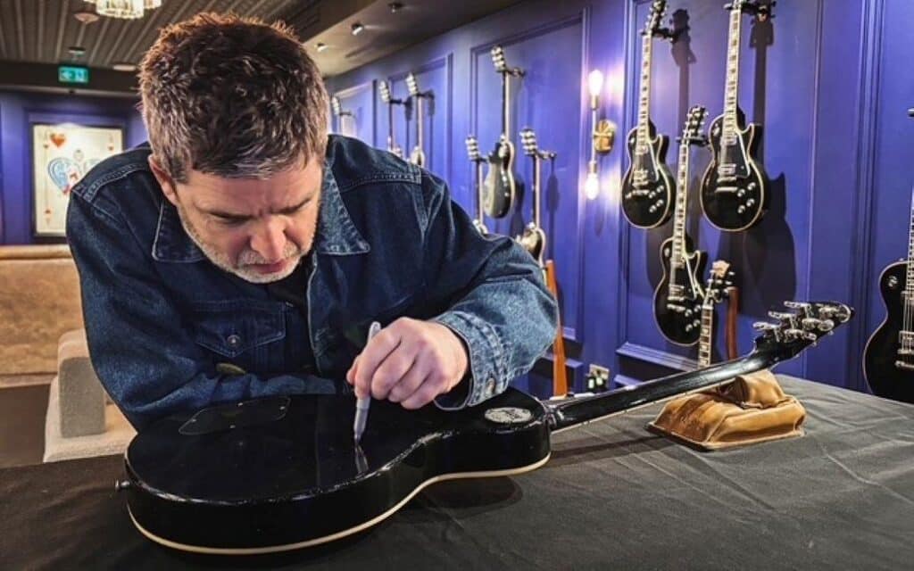Per la reunion degli Oasis Gibson lancia la nuova Noel Gallagher Les Paul Standard in collaborazione con il chitarrista della band.