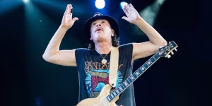 Santana racconta il suo ultimo incontro con Stevie Ray Vaughan che gli ha chiesto di suonare per lui il suo leggendario Dumble