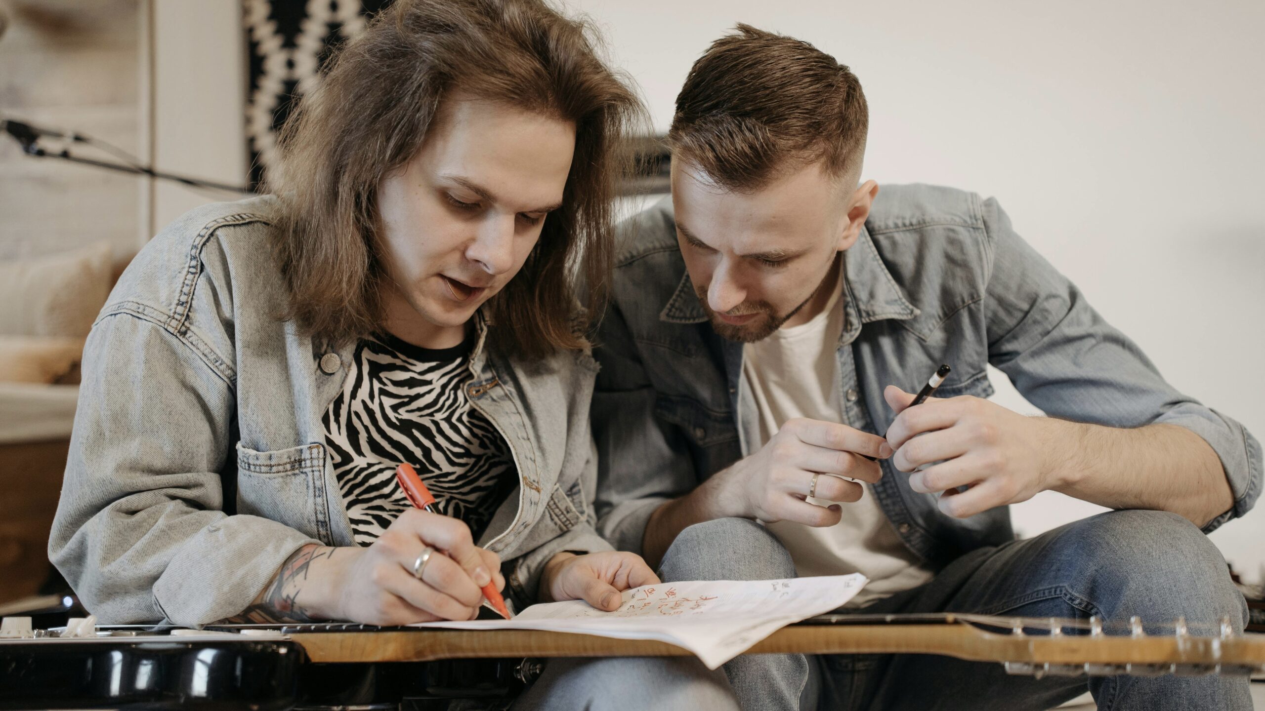 Dietro a tutta la musica che ascoltiamo c'è un processo molto importante chiamato songwriting. Scopri come si scrive una canzone!