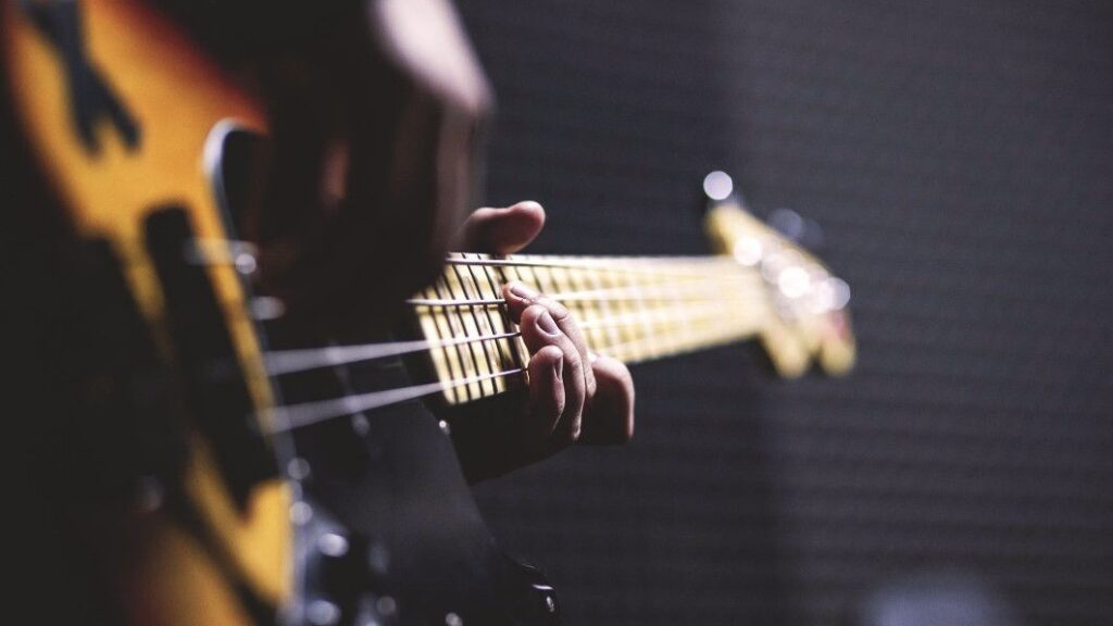 Potrebbe sembrare una chitarra ma non lo è. Scopri di più sul basso elettrico: lo strumento che mette le fondamenta di una canzone.
