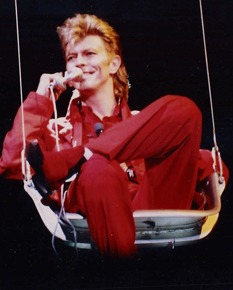 Nile Rodgers, produttore e chitarrista, racconta la storia di una delle più grandi hit di David Bowie Let's Dance