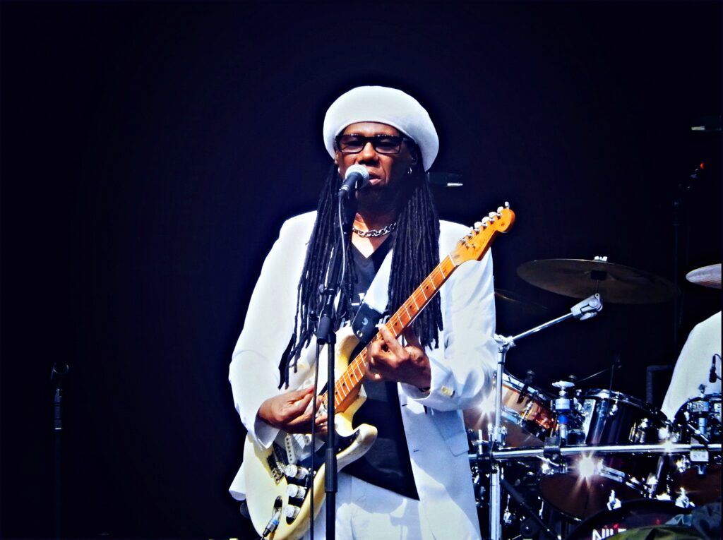 Nile Rodgers, produttore e chitarrista, racconta la storia di una delle più grandi hit di David Bowie Let's Dance