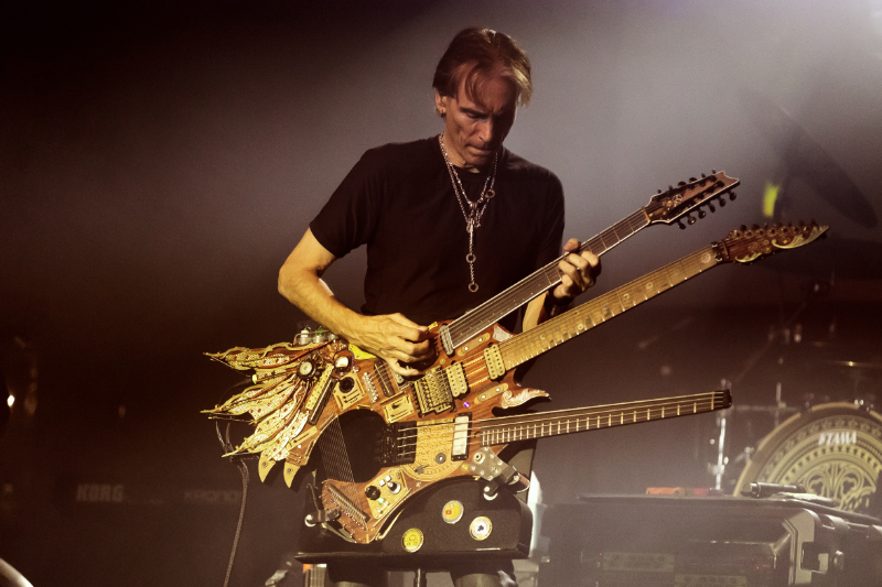 Il virtuoso di origini pavesi, Steve Vai, racconta la storia della sua audizione per Frank Zappa e di come sia stato catapultato in tour