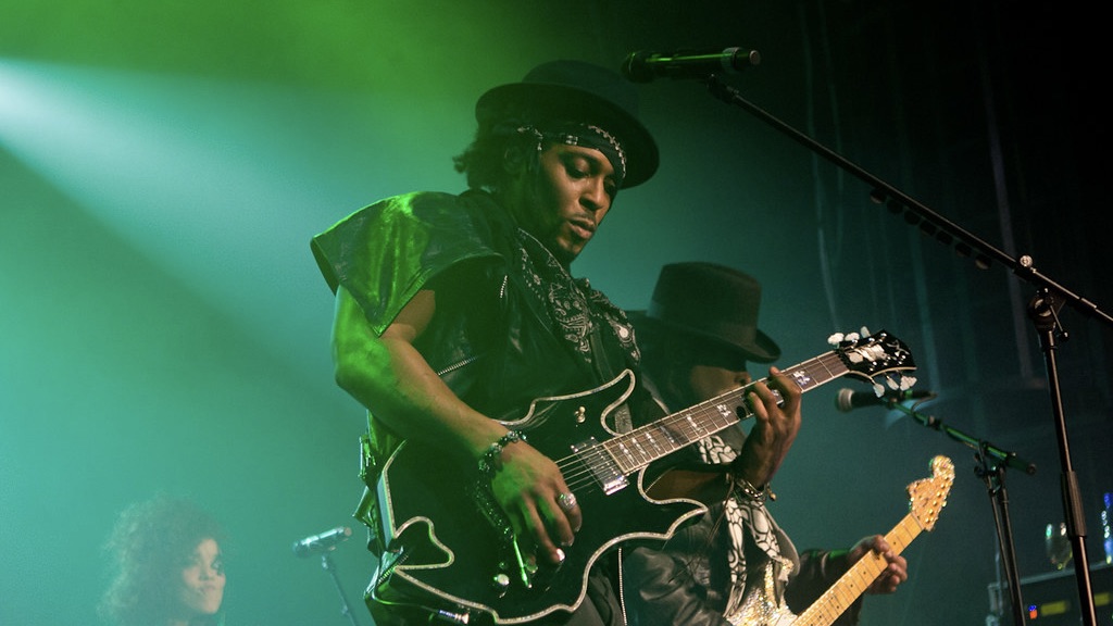 Con la morte di D'angelo ci lascia un gigante del neo-soul americano, dopo anni di lotta contro la malattia