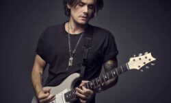 John Mayer parla della sua collaborazione con PRS e spiega perché ogni giorno sceglie di suonare una di quelle chitarre