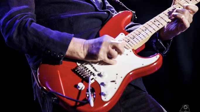 Prima di innamorarsi completamente della Fender Stratocaster Eric Clapton Signature Pete Townshend ha dovuto fare qualche modifica