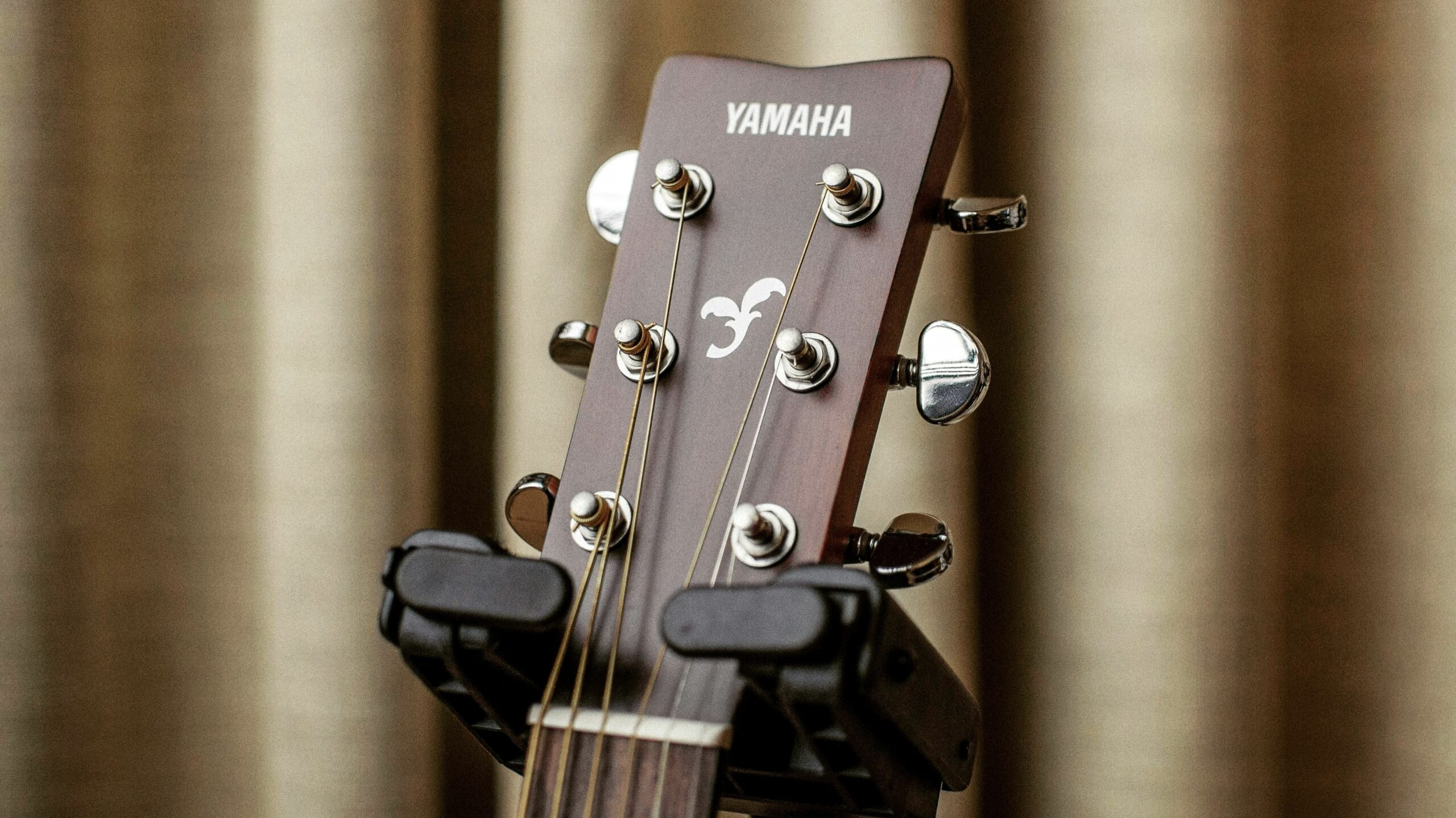 Che tu sia un principiante, un esperto o un professionista tra la linea di chitarre acustiche Yamaha troverai il modello giusto per te