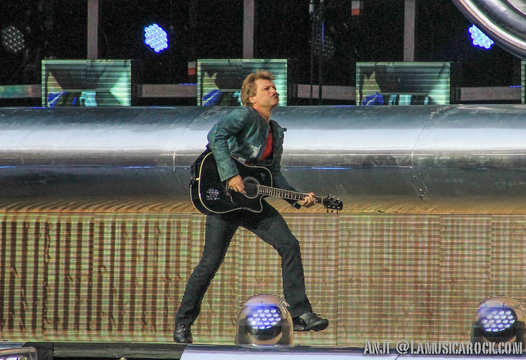 Dopo anni di stop e un intervento alle corde vocale Jon Bon Jovi tornerà in tour a far suonare gli stadi del mondo, i fan italiani sperano...
