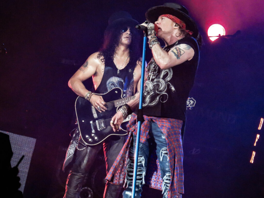 Dopo i problemi, gli addii e le reunion arriva l'annuncio di Slash: un nuovo album dei Guns N' Roses arriverà presto...