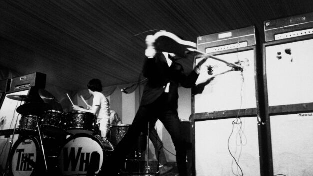 Pete Townshend e la prima chitarra distrutta: l’origine di un gesto leggendario