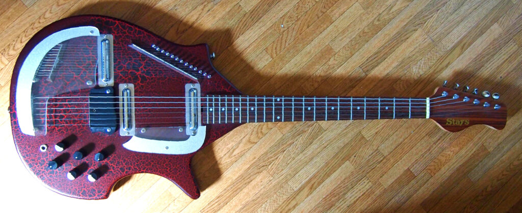 Danelectro riporta in voga il ronzio psichedelico degli anni sessanta, portato in occidente dai Beatles: ritorna il sitar elettrico