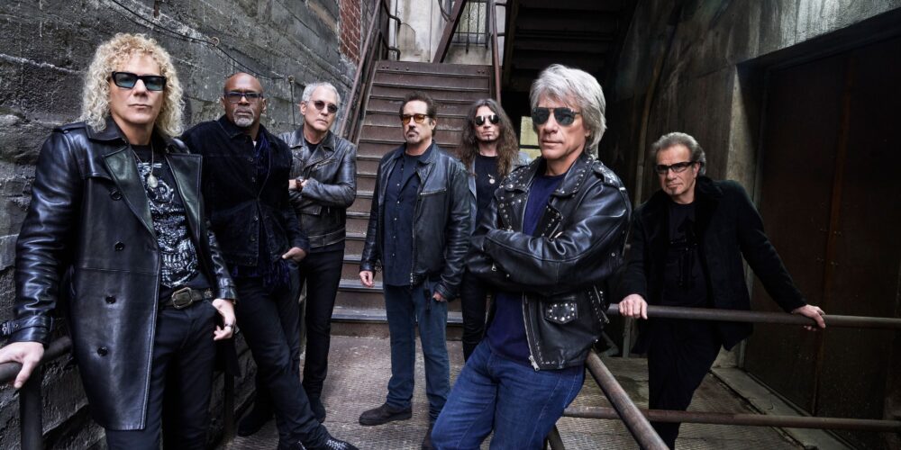 Dopo anni di stop e un intervento alle corde vocale Jon Bon Jovi tornerà in tour a far suonare gli stadi del mondo, i fan italiani sperano...