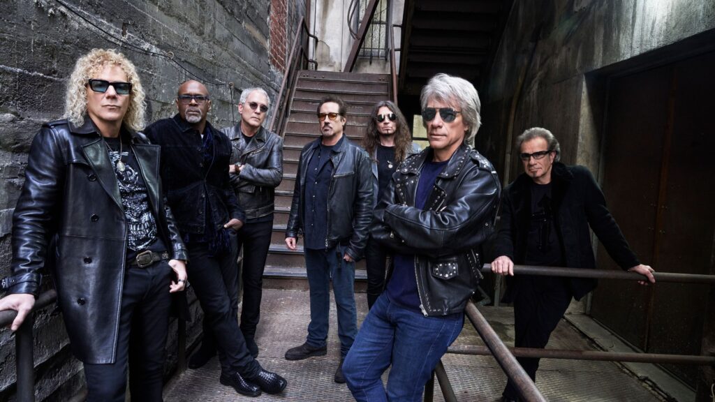 Dopo anni di stop e un intervento alle corde vocale Jon Bon Jovi tornerà in tour a far suonare gli stadi del mondo, i fan italiani sperano...